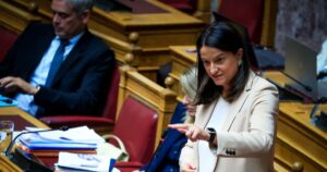 Σφοδρή αντιπαράθεση στη Βουλή για το εργασιακό νομοσχέδιο