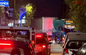 Νταλίκα προκάλεσε κυκλοφοριακό μπλακ άουτ στο κέντρο της Λαμίας