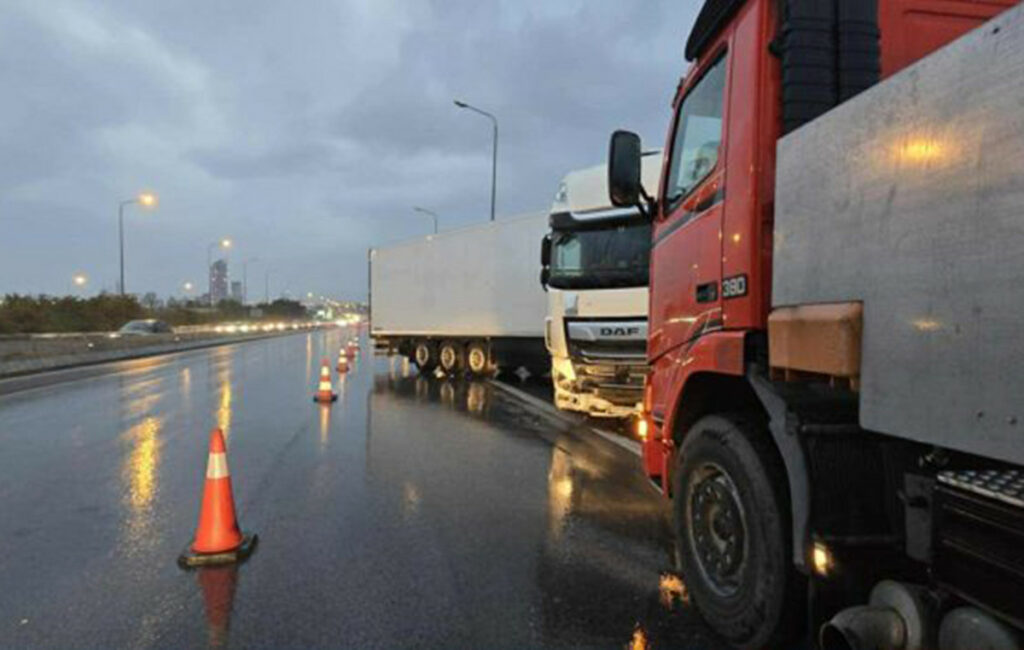 Ατύχημα με νταλίκα στο Δερβένι - Κλειστή η δεξιά λωρίδα κυκλοφορίας