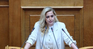 Ραλλία Χρηστίδου: Σφοδρή αντιπαράθεση με τον Κώστα Μπάρκα στη Βουλή