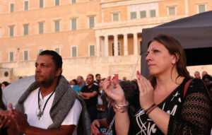 Θυροκόλληση πρόσκλησης εκταφής του Ντένι Ρούτσι στο γραφείο της Ζωής Κωνσταντοπούλου