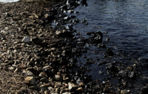 Ρύπανση στη θάλασσα του Πειραιά – Έρευνα για τον εντοπισμό υπευθύνου