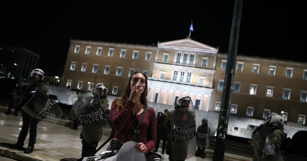 Δένδιας και Δούκας σε αντιπαράθεση για τον Άγνωστο Στρατιώτη: Ανάθεση καθαριότητας σε τρίτους