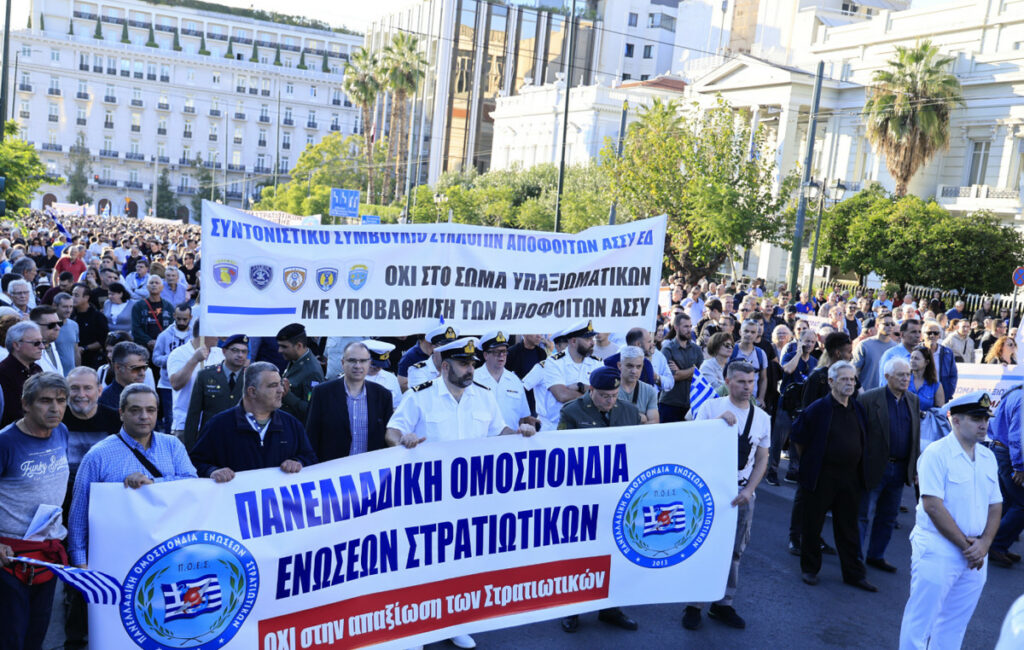 Στρατιωτική διαμαρτυρία στην Αθήνα – «Μας χρωστάτε πολλά, δεν σας χρωστάμε τίποτα»
