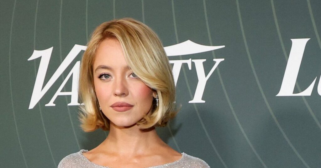 Η Σίντνεϊ Σουίνι εντυπωσιάζει χωρίς σουτιέν σε εκδήλωση στο Λος Άντζελες