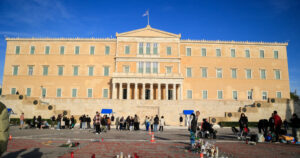 Ανακατασκευή του Μνημείου του Αγνώστου Στρατιώτη: Σιωπή Δένδια και τα ονόματα των θυμάτων των Τεμπών