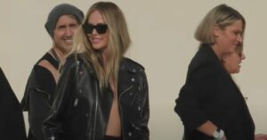 Η Σαρλίζ Θερόν εντυπωσιάζει με τολμηρό στυλ στην Εβδομάδα Μόδας του Παρισιού