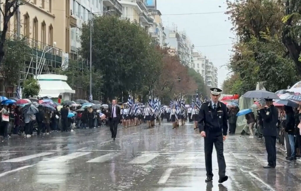28η Οκτωβρίου: Μαθητική παρέλαση στη Θεσσαλονίκη υπό βροχή