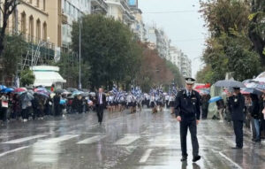 28η Οκτωβρίου: Μαθητική παρέλαση στη Θεσσαλονίκη υπό βροχή