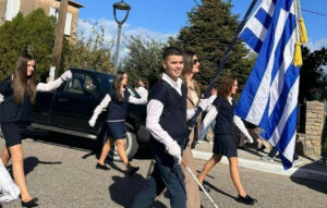 28η Οκτωβρίου: Συγκίνηση και υπερηφάνεια για τον τυφλό σημαιοφόρο στο Αγρίνιο