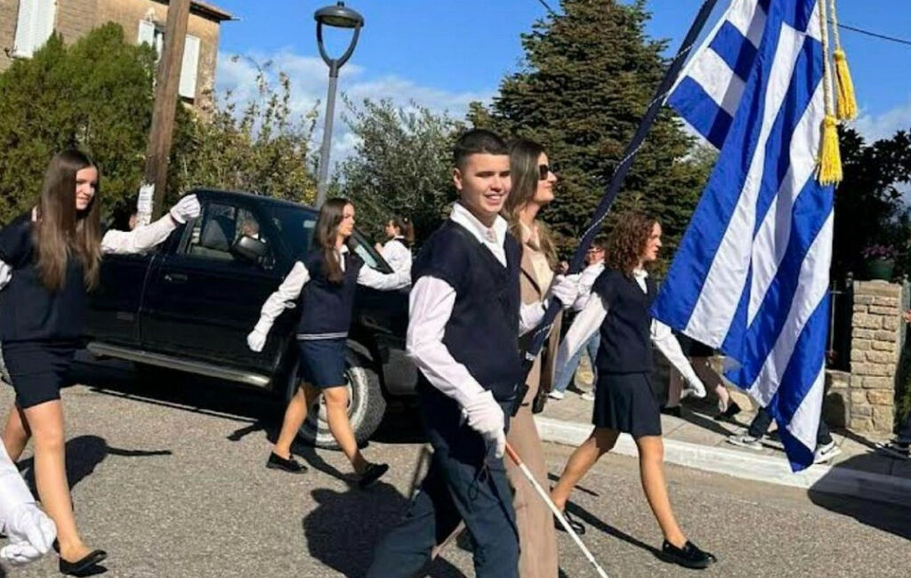 Η συγκινητική ιστορία του τυφλού σημαιοφόρου στο Αγρίνιο