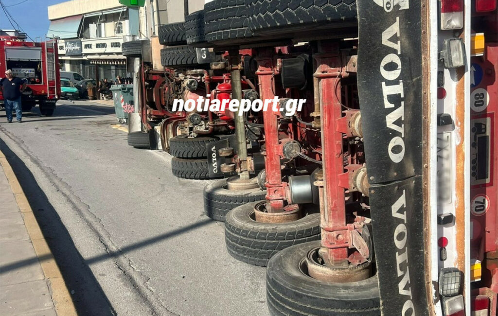 Σοβαρό τροχαίο στη Βάρη – Νταλίκα ανατράπηκε και χτύπησε σταθμευμένο όχημα