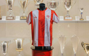 Ο Ερασιτέχνης Ολυμπιακός παρουσίασε την επετειακή φανέλα των 100 χρόνων