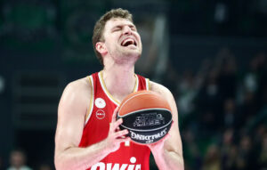 Αναταράξεις στον Ολυμπιακό λόγω Βεζένκοφ – Στο κυνήγι σέντερ ο Παναθηναϊκός