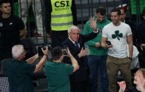 Αποθέωση για τον Ομπράντοβιτς στο ΟΑΚΑ κατά την αναμέτρηση Παναθηναϊκού - Παρτιζάν