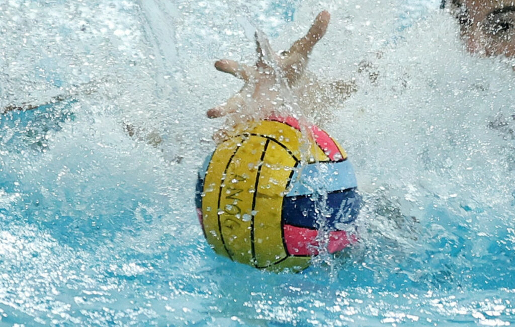 Αναταραχή σε αγώνα πόλο στην Πάτρα: Παίκτης τραυματίζει αντίπαλο και συλλαμβάνεται