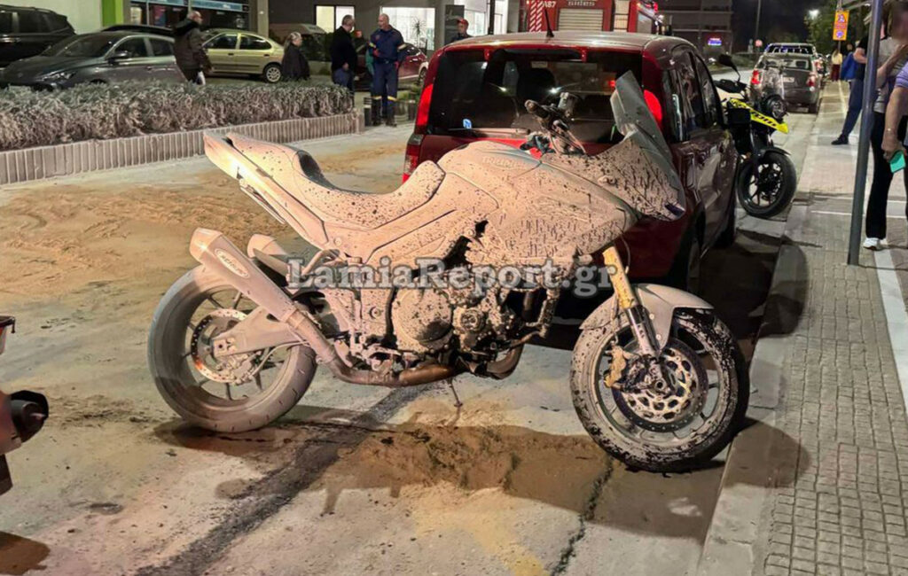 Φωτιά σε μηχανή από τροχαίο στη Λαμία – Ο οδηγός προσπάθησε να αποφύγει πεζή