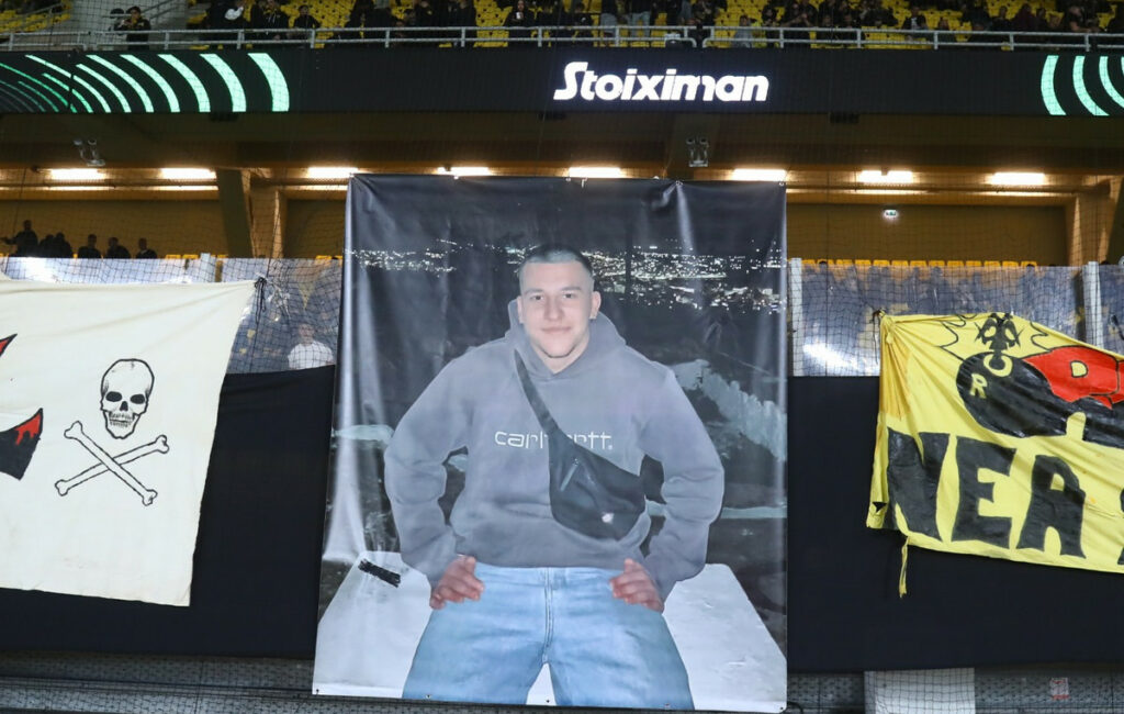 ΑΕΚ – Σάμροκ Ρόβερς: Πανό της Original 21 για τον Μάριο Ρουμπή