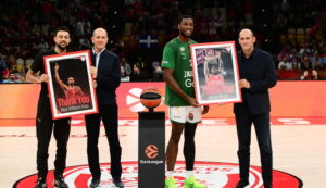 Βράβευση Γκος και Ράιτ από τον Ολυμπιακό πριν το τζάμπολ