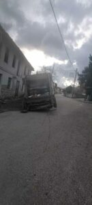 Απορριμματοφόρο έπεσε σε τρύπα από υποχώρηση οδοστρώματος