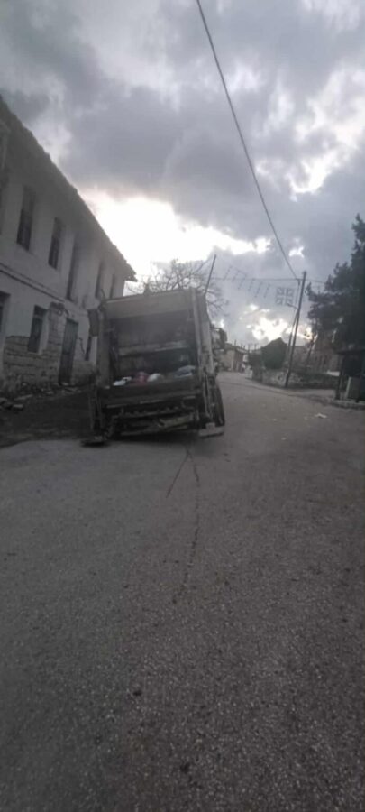 Απορριμματοφόρο έπεσε σε τρύπα από υποχώρηση οδοστρώματος