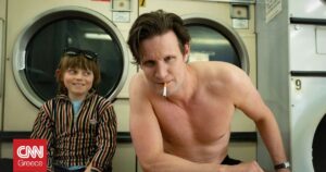 Ο Ματ Σμιθ ενσαρκώνει τον Μπάνι Μονρό σε μια σκοτεινή μεταφορά του Νικ Κέιβ