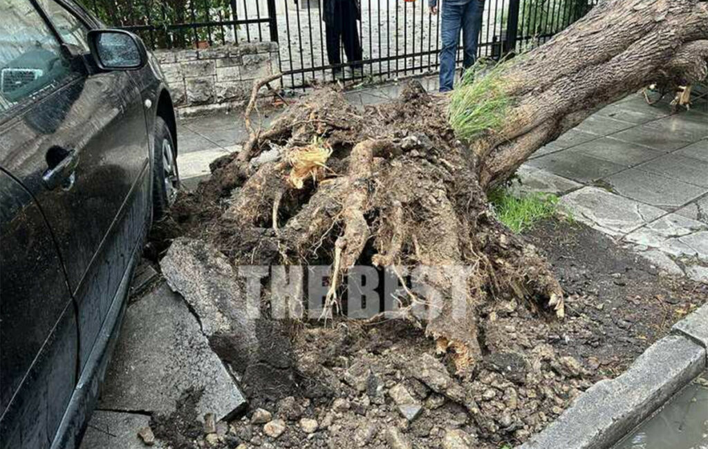 Ανεμοστρόβιλος χτυπά εκκλησία στην Πάτρα κατά τη διάρκεια κηδείας