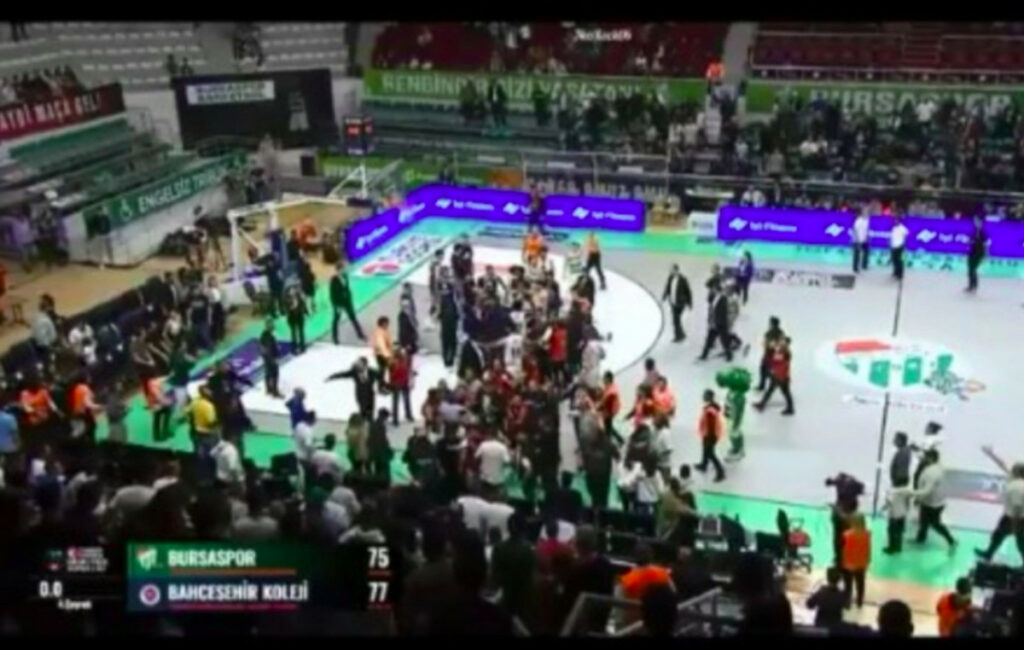 Χαμός στην Τουρκία: Οπαδοί της Μπούρσασπορ επιτέθηκαν σε παίκτη της Μπαχτσεσεχίρ