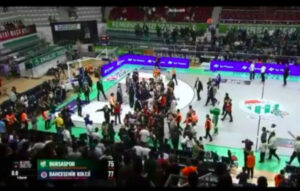 Χαμός στην Τουρκία: Οπαδοί της Μπούρσασπορ επιτέθηκαν σε παίκτη της Μπαχτσεσεχίρ