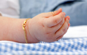 Μητέρα από την Αθήνα γέννησε κοριτσάκι μετά από μεταμόσχευση ωοθηκών