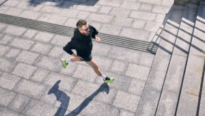 Η άσκηση στη μέση ηλικία μειώνει τον κίνδυνο άνοιας έως 45%, δείχνει νέα μελέτη