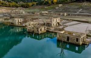 Σοβαρή λειψυδρία στη λίμνη του Μόρνου: Το χωριό «φάντασμα» αναδύεται