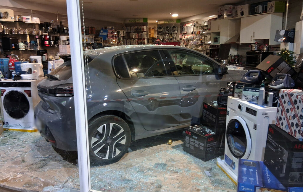 Αυτοκίνητο «μπήκε» σε κατάστημα στο Ναύπλιο – Στο νοσοκομείο η οδηγός