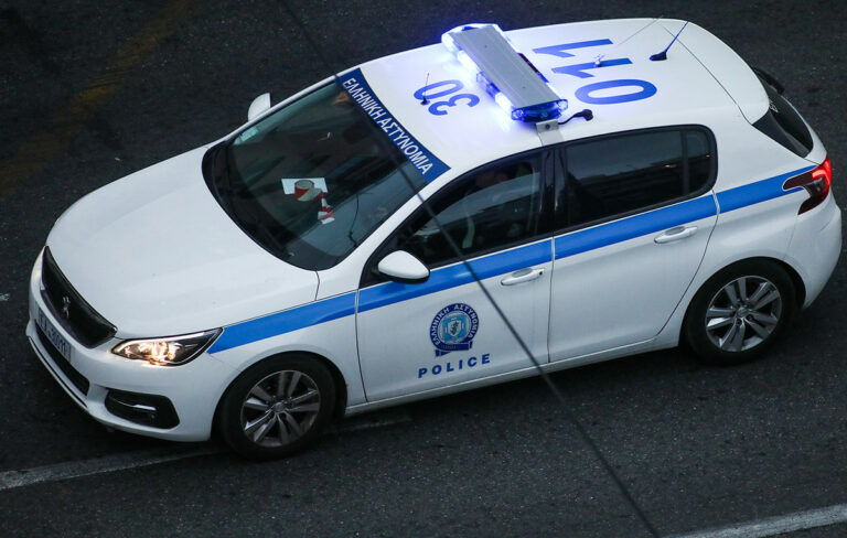 Συναγερμός στη λεωφόρο Σχιστού: Άνδρας απειλεί να πέσει από γέφυρα