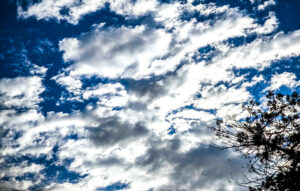 Συννεφιά και βροχές σήμερα – Ερχονται ισχυρές καταιγίδες