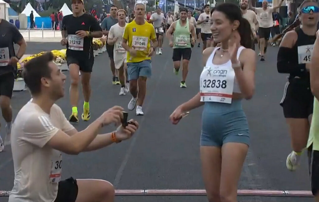 Συγκίνηση στο Παναθηναϊκό Στάδιο: Δρομέας γονάτισε και έκανε πρόταση γάμου