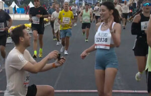 Συγκίνηση στο Παναθηναϊκό Στάδιο: Δρομέας γονάτισε και έκανε πρόταση γάμου