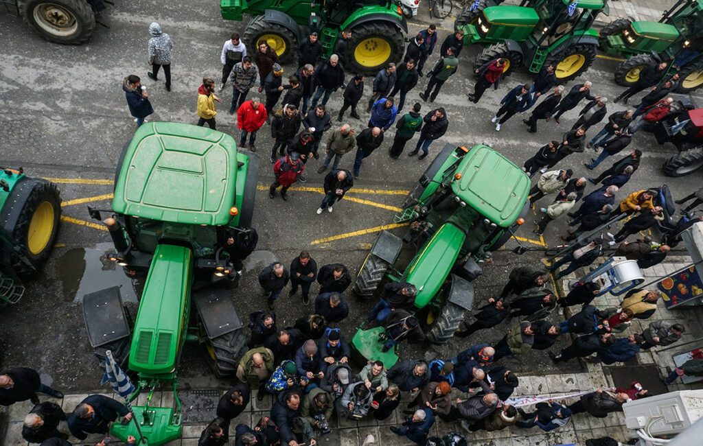 Ένταση και χημικά στον Πλατύκαμπο πριν το αγροτικό μπλόκο στη Νίκαια