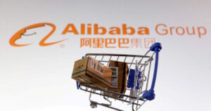 Τραμπ: Κατηγορίες κατά της Alibaba για συνεργασία με τον κινεζικό στρατό