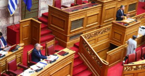 Σφοδρή αντιπαράθεση ΝΔ και ΠΑΣΟΚ για τον Ξυλούρη και τον «Φραπέ»