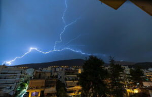 Σπάνιος «ανάποδος κεραυνός» φωτίζει τον Υμηττό κατά τη διάρκεια της κακοκαιρίας Adel