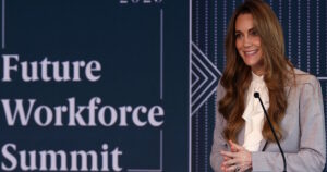 Η Κέιτ Μίντλετον μιλά για τα παιδιά σε δημόσια εκδήλωση μετά τον καρκίνο