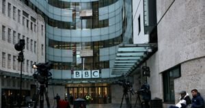 Αναταραχή στο BBC: Παραιτήσεις μετά από μοντάζ στον Τραμπ