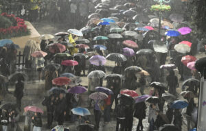 Κακοκαιρία στην Αττική: Έντονη βροχόπτωση και προβλήματα στην κυκλοφορία