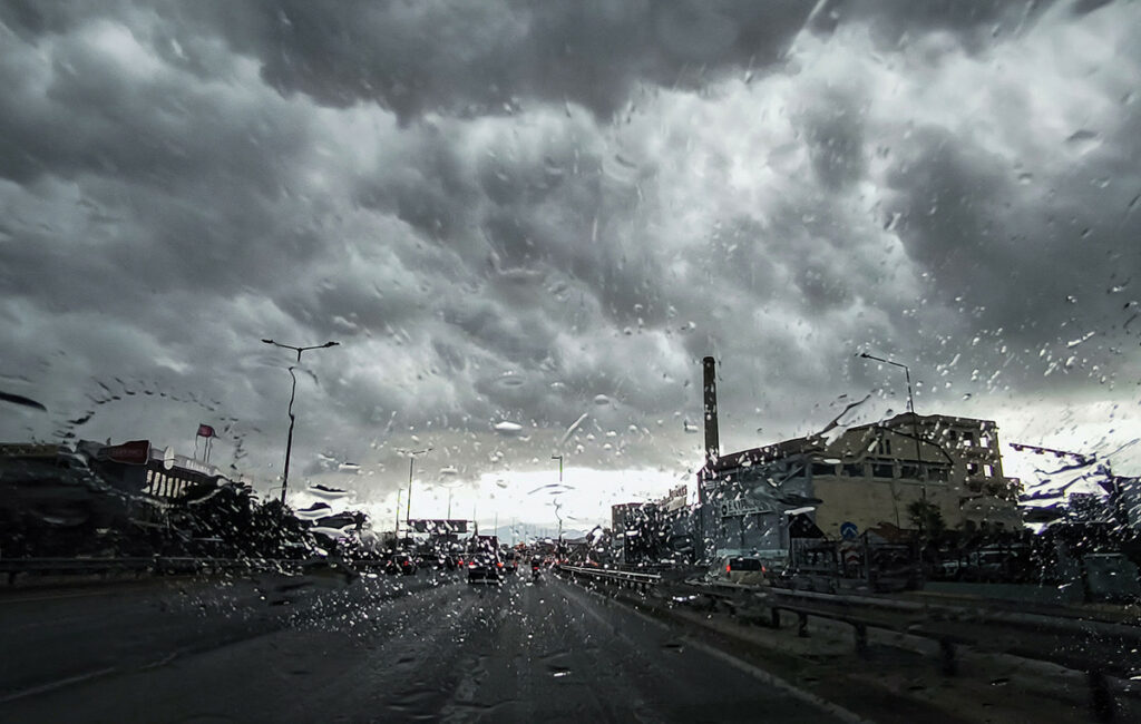 Συνεχίζεται η κακοκαιρία στην Αττική με πάνω από 1.000 κεραυνούς