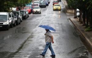 Ισχυρές βροχές και καταιγίδες το επόμενο τριήμερο