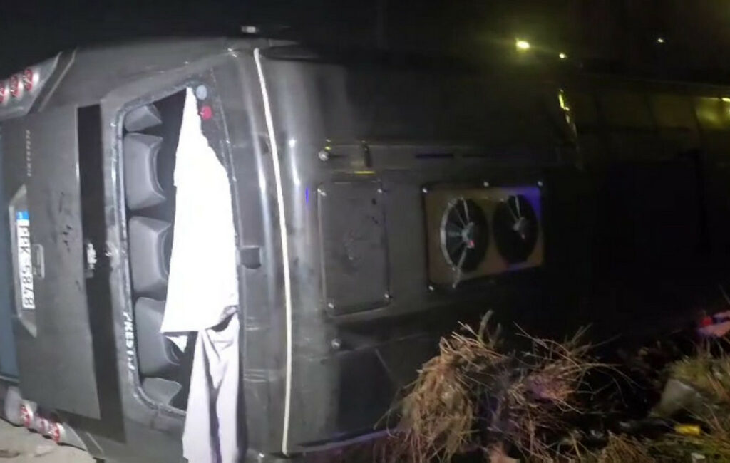 Τραυματισμοί σε ανατροπή λεωφορείου στον Βόλο – Μαρτυρίες επιβατών