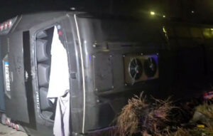 Τραυματισμοί σε ανατροπή λεωφορείου στον Βόλο – Μαρτυρίες επιβατών