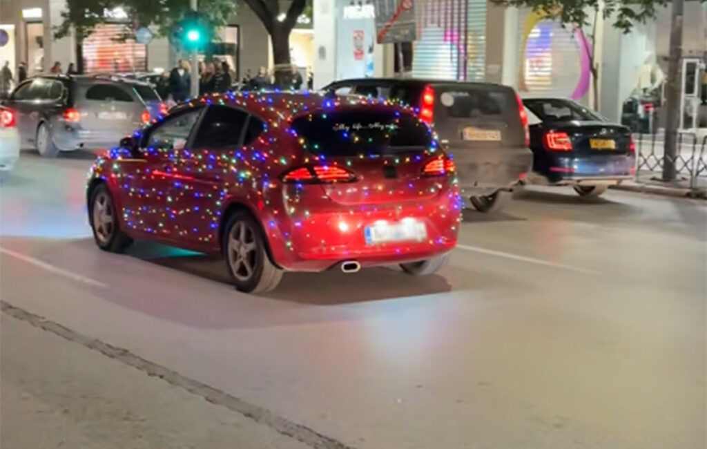 Οδηγοί στολίζουν τα αυτοκίνητά τους με χριστουγεννιάτικα λαμπάκια στη Θεσσαλονίκη