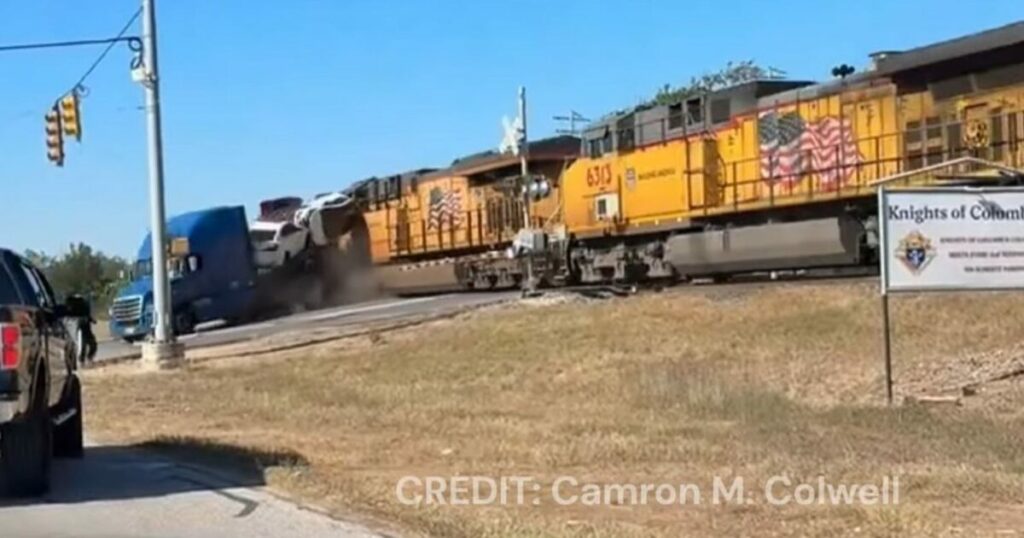 Τέξας: Τρένο συγκρούεται με νταλίκα που είχε κολλήσει στις ράγες